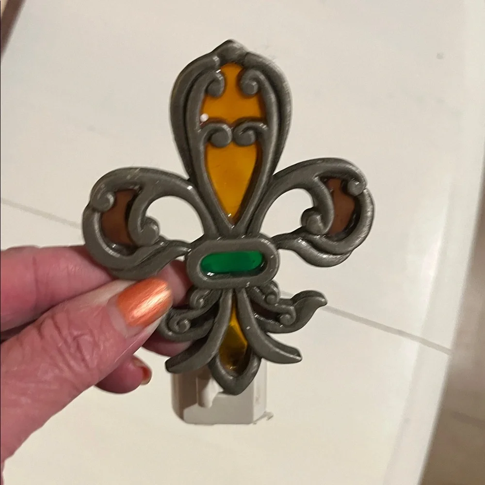 MCM NIGHT LIGHT Fleur-de-Lis with Amber Green Accents Vintage - No Call Outs VTG